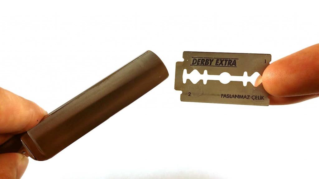 Safety Razor vs Straight Razor (Infographic & Video)