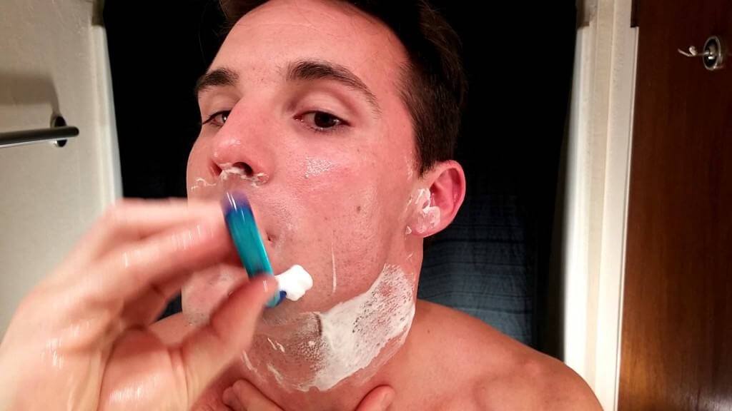 how to shave with a disposable razor