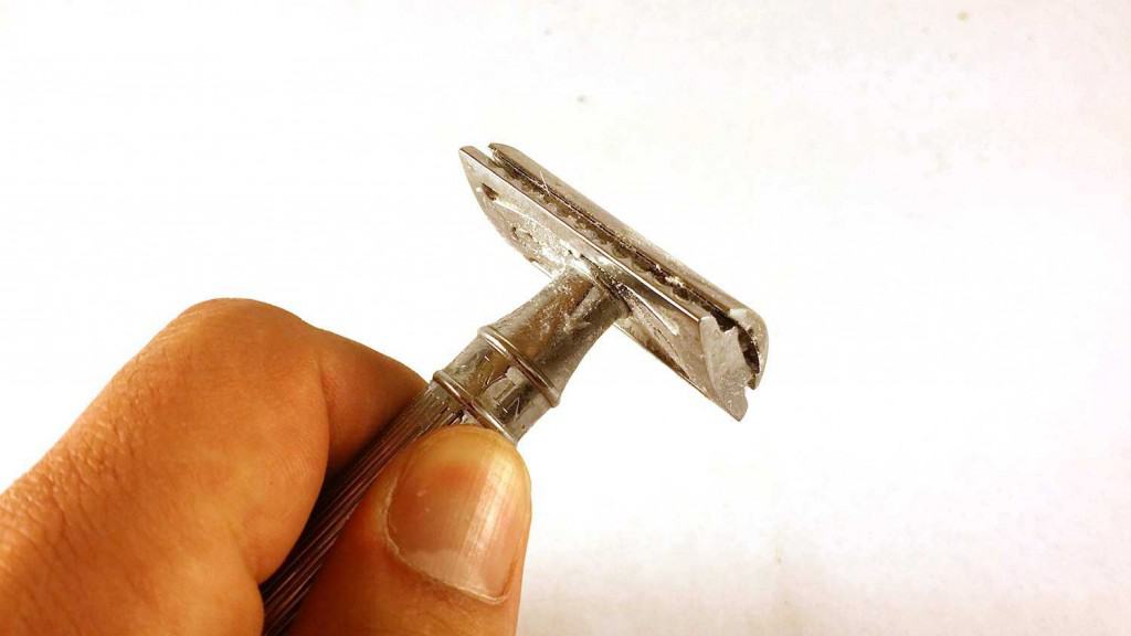 How to Clean a Safety Razor in 2024 [Simple Steps]